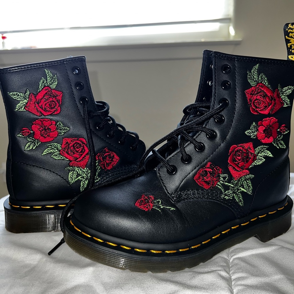 *NEW Dr. Martens 1460 Vonda black With stitched Roses